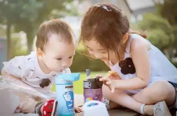 男孩兒坐在車裡邊哭邊吃觸動網友，媽媽：二胎出生後虧欠大寶太多