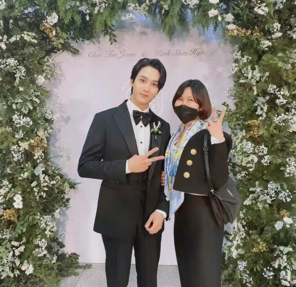 樸信惠結婚請了韓國半個娛樂圈！大裙襬婚紗藏孕肚，韓服造型封神