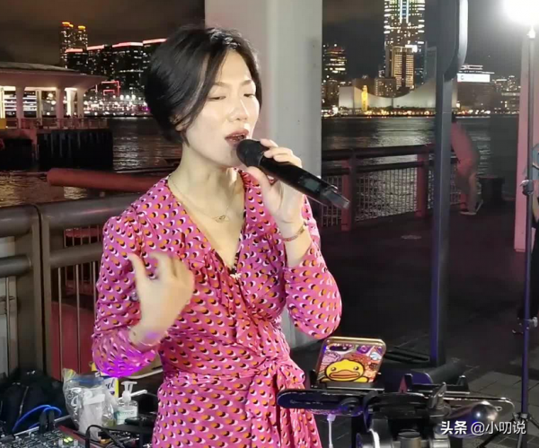 龍婷：《星光大道》冠軍，登上春晚後為何選擇回到街頭賣唱