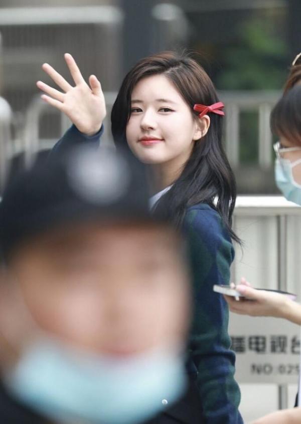 趙露思的“肉肉臉”挺吃香的，穿學院風套裝清純動人，越看越好看