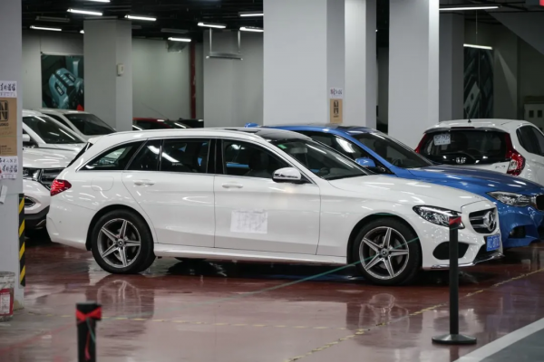 賓士 C200:4年車齡新C旅,優雅美麗5折售 賓士 C200:4年車齡新C旅,優雅美麗5折售