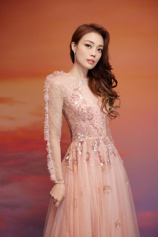 大灣區中秋晚會:溫碧霞露肩撩人,趙麗穎又仙又欲,舒淇驚豔全場 大灣區中秋晚會:溫碧霞露肩撩人,趙麗穎又仙又欲,舒淇驚豔全場