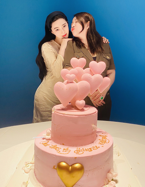 40歲范冰冰變低調,穿香檳真絲裙走溫婉路線,好友楊天真送祝福 40歲范冰冰變低調,穿香檳真絲裙走溫婉路線,好友楊天真送祝福