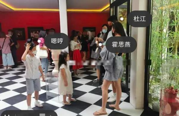 杜江二胎女兒疑曝光，身穿碎花裙，身高快到霍思燕肩膀
