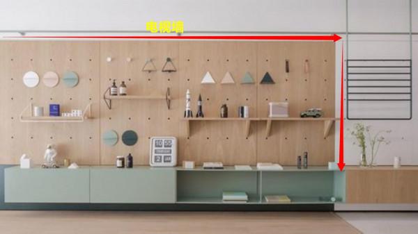 床頭收納也不用太費心，洞洞板做背景牆，垂直收納！床頭櫃也省了