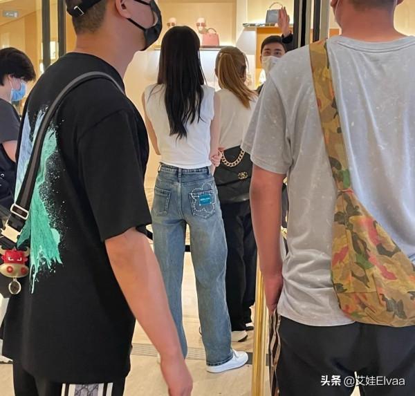 金晨澳門逛街,穿老漢T恤長褲生圖腿長1米8,擼起袖子輸密碼霸氣 金晨澳門逛街,穿老漢T恤長褲生圖腿長1米8,擼起袖子輸密碼霸氣