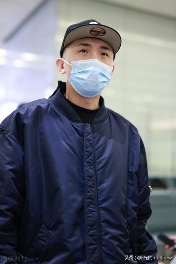 尚九熙深藍夾克衫搭配鴨舌帽出行兩手空空輕鬆自如 尚九熙深藍夾克衫搭配鴨舌帽出行兩手空空輕鬆自如