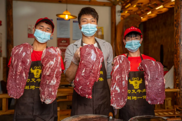 彌勒的“野蠻”牛肉館，用刀叉吃肉，蘸水秘方200萬都不賣