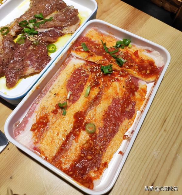 吃烤肉之前先拿個手推車，像逛超市似的選菜，可鐵板煎可篦子烤