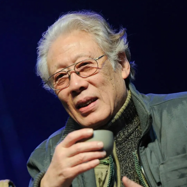 是“莎劇王子”，也是“最經典康熙”，焦晃60年深耕戲劇舞臺拿下“終身成就”