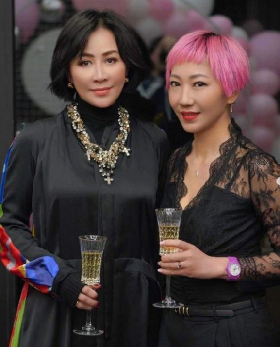 劉嘉玲與家人同框，戴碩大珠寶如高階貴婦，弟媳粉紅頭髮更搶鏡