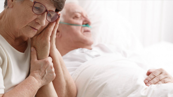 70歲阿姨哭訴：“家有長壽老人，子女遭罪”，道出了真實現狀