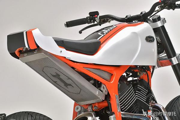 黑白分明，三眼怪“叔叔”