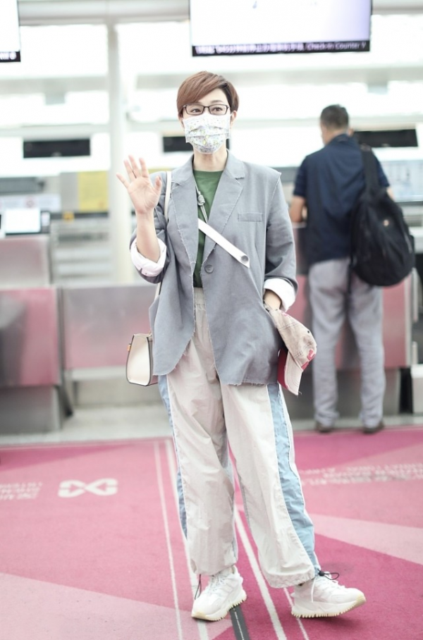 陳法蓉和朱茵站一起好養眼,雖然身高有差距,但氣質很優雅 陳法蓉和朱茵站一起好養眼,雖然身高有差距,但氣質很優雅