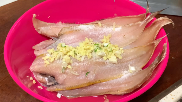 炸魚時，有人用澱粉，有人用麵粉？其實都不對！大廚教你正確做法