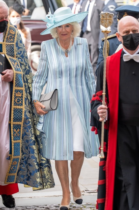 74歲卡米拉穿淡藍色現身，戴藍色梵克雅寶手鍊，秋天裡的一抹清爽