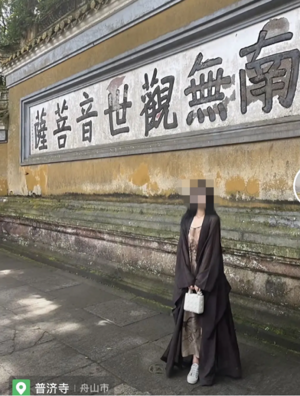 穿吊帶抄經書，把僧服當時尚單品，佛光圖前擺拍，佛媛有多荒唐？