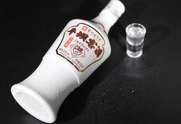 超市3種“迷之”白酒，別看價低包裝“寒摻”，卻特招有錢人喜歡