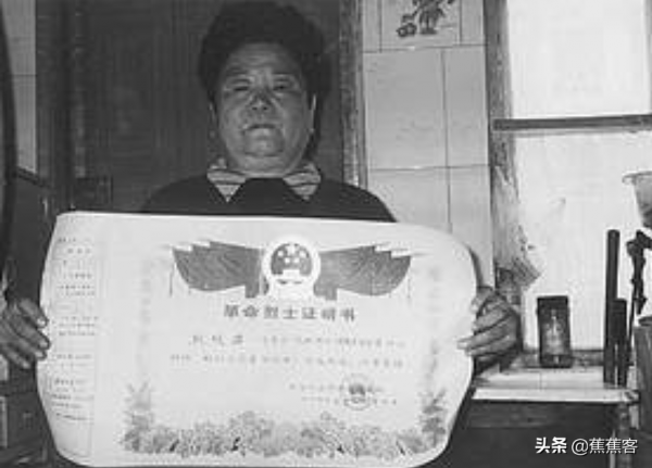 張桂芳：拜訪91人耗資40萬，她花35年為“土匪”父親拿到烈士證明