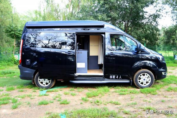 70歲以內開的福特商務房車！環形沙發帶隱藏大床，上班旅行兩不誤