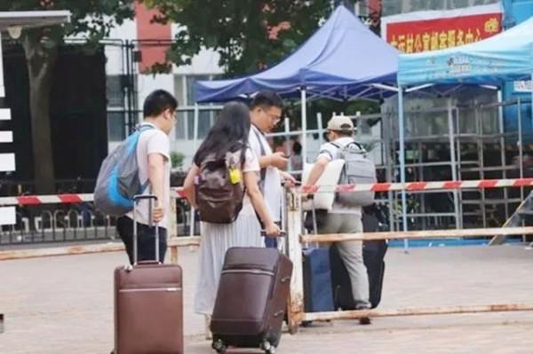 貴州神童13歲考上985，茅臺承諾資助4年費用，為何僅1年就停了？