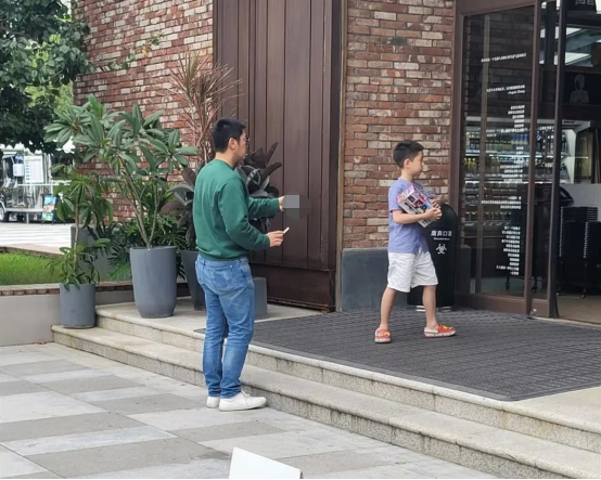 二胎女兒再露面？杜江一家人外出遊玩，霍思燕牽著女孩手毫不避諱