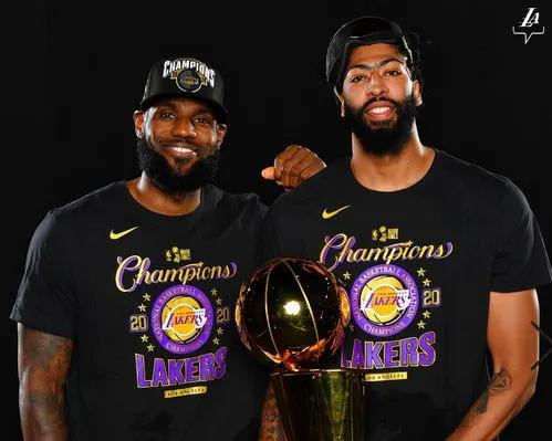 詹皇馳騁18載,何時榮歸故里? 詹皇馳騁18載,何時榮歸故里?