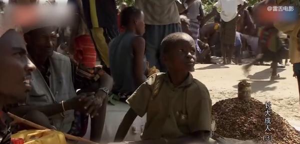 非洲大叔下水採鹽,每天泡水裡幾個小時,面板全被腐蝕!紀錄片 非洲大叔下水採鹽,每天泡水裡幾個小時,面板全被腐蝕!紀錄片