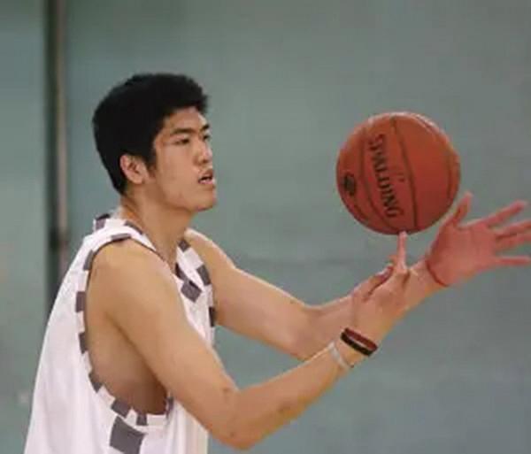 9年前“小姚明”張佳迪逝世，郭士強痛哭惋惜，其骨灰撒向了大海