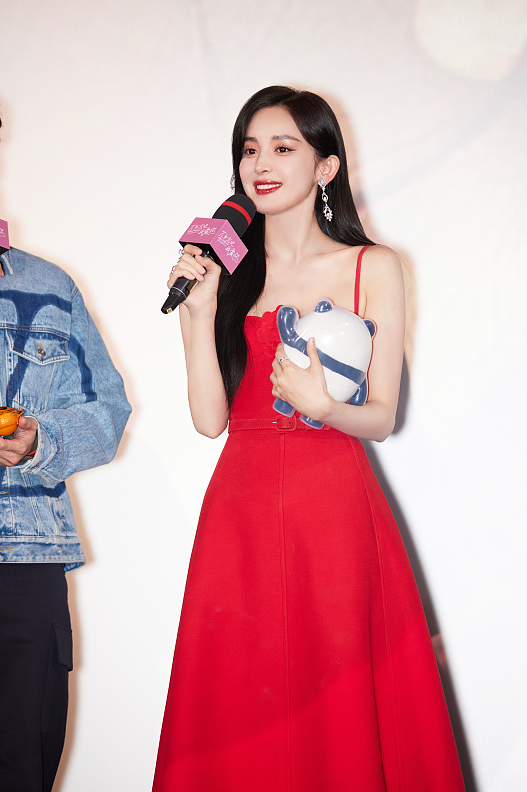 真替女明星捏把汗，娜紮在大冷天穿吊帶裙出席活動，看著都挺冷的