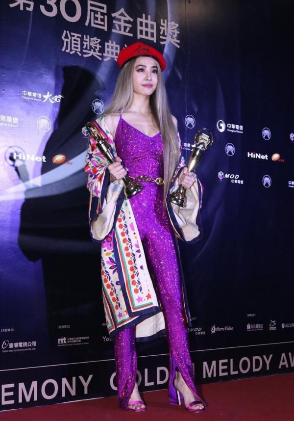 蔡依林真是“潮流教主”，亮片連體褲配“睡袍”，粉配紅都不土