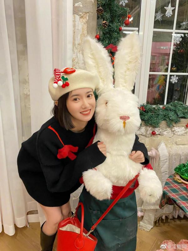 趙雅芝變馮程程，張鈞甯像雪精靈！分分秒秒被女明星聖誕照破防了