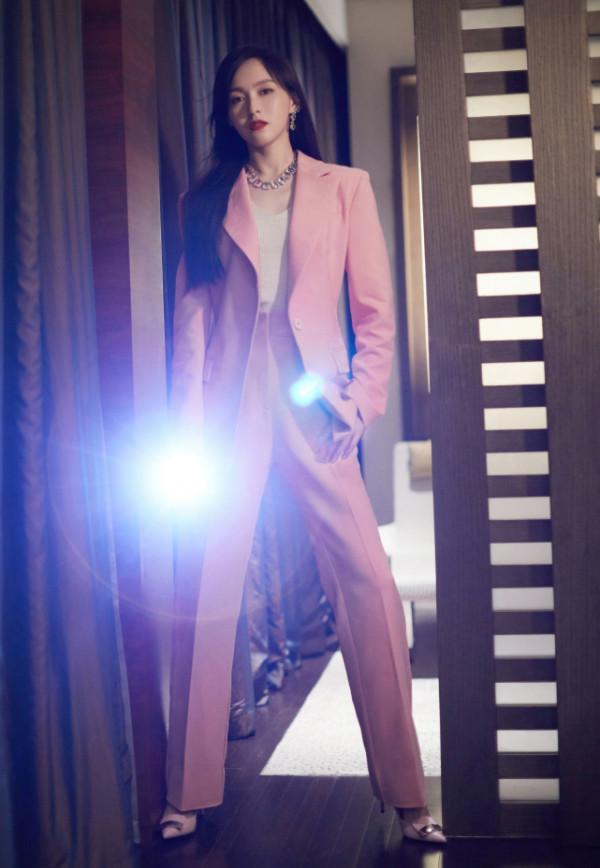 唐嫣看秀造型徹底封神!穿粉西裝盡顯央視範,塗烈焰紅唇才真開掛 唐嫣看秀造型徹底封神!穿粉西裝盡顯央視範,塗烈焰紅唇才真開掛