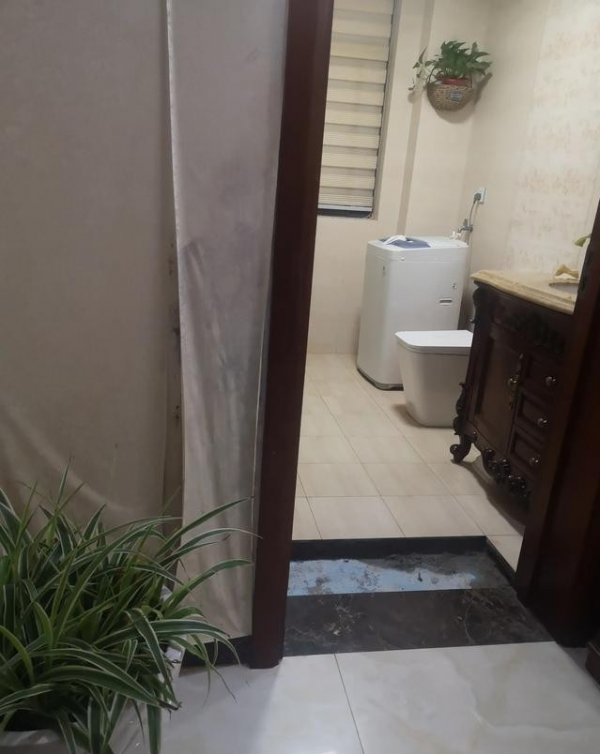 看到衛生間門口漏水，我發現這是無數中國家庭裝修的通病