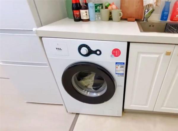 姑娘買下28㎡小家，利用2米9層高做夾層臥室，一個人住也太爽了