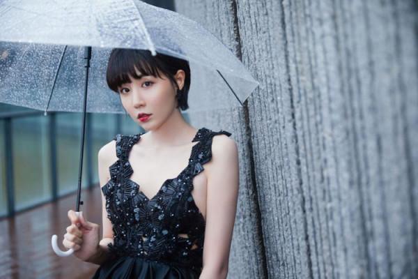 李欣燃受邀出席2021北京時裝週，一席鏤空露背黑裙盡顯優雅