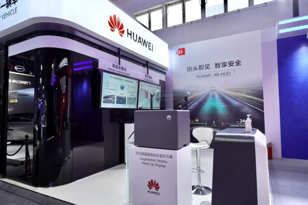 黑科技!遇到行人過馬路,這車燈能投射出“斑馬線” 黑科技!遇到行人過馬路,這車燈能投射出“斑馬線”