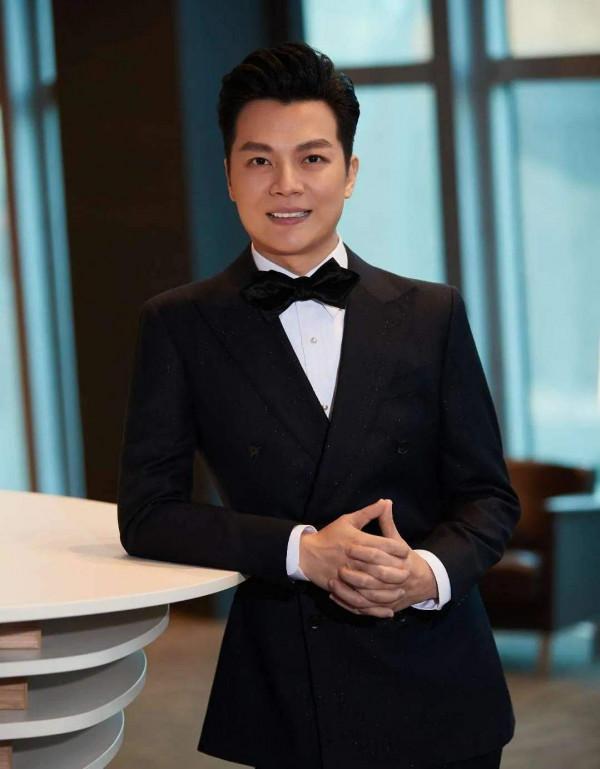 “央視一哥”任魯豫：春晚五舉話筒拯救大局，超穩控場全網誇