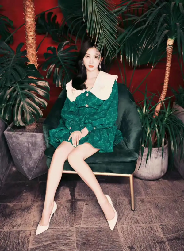 內娛女明星真的拼，在雪地裡穿露肩連衣裙