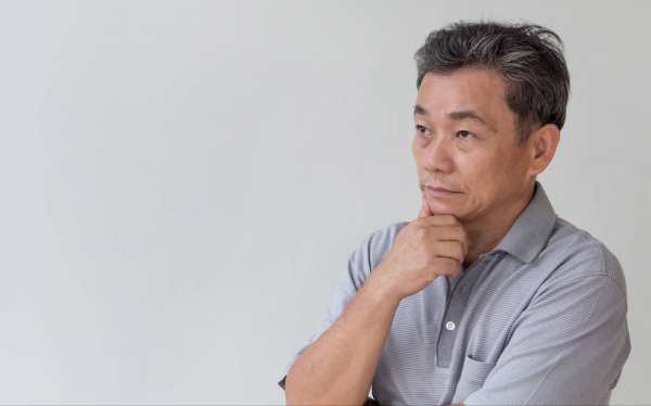 46歲大叔給78歲大媽做住家保姆：加工資也不伺候她了，太憋屈