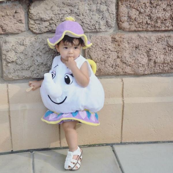 可愛的孩子們穿著媽媽為他們製作的手工服裝 可愛的孩子們穿著媽媽為他們製作的手工服裝