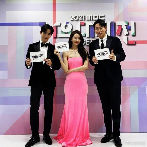 林允兒真厲害！桃花粉都能駕馭清麗佳人，網友：裙襬像塞了厚棉褲