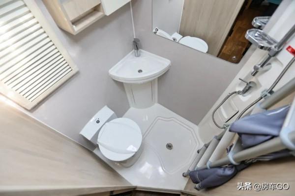 適合4-6人旅行的高配房車,標配820Ah電池+柴暖,可以四季出行 適合4-6人旅行的高配房車,標配820Ah電池+柴暖,可以四季出行