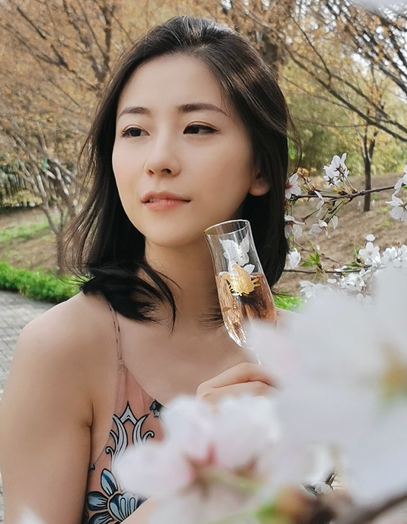 31歲北京美女,靠賣酒爆紅,一場直播賣100萬,年入3.5億,憑啥? 31歲北京美女,靠賣酒爆紅,一場直播賣100萬,年入3.5億,憑啥?