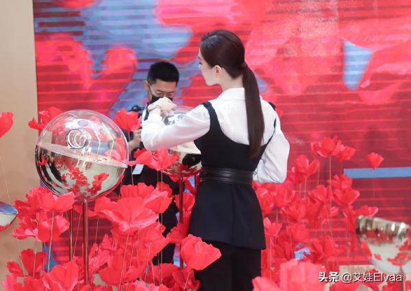 劉詩詩下班路邊啃玉米,穿T恤奶奶褲超可愛,染捲髮戴帽像大姑娘 劉詩詩下班路邊啃玉米,穿T恤奶奶褲超可愛,染捲髮戴帽像大姑娘