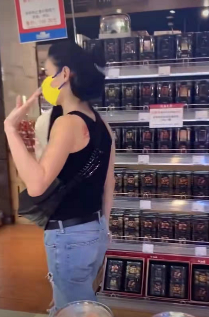 41歲張柏芝美到像吃防腐劑!穿破洞牛仔褲超辣,逛街自帶巨星光環 41歲張柏芝美到像吃防腐劑!穿破洞牛仔褲超辣,逛街自帶巨星光環