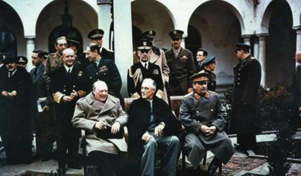 1984年全國兩會期間，鄧小平叫住準備退場的記者：你們給我闢個謠