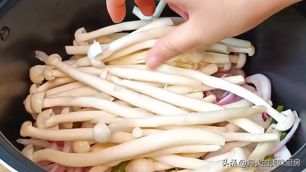 把一條魚放進電飯鍋裡，不加一滴水，出鍋太香了，肉嫩味道香