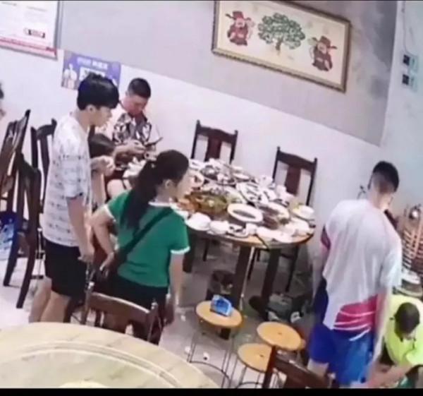 陌生人危急關頭救命，朋友在一邊玩手機，專家：請遠離無用社交