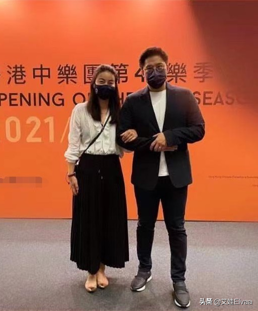 郭晶晶夫婦合體過中秋，穿黑裙挽老公做回小女人，天然的頭骨搶鏡